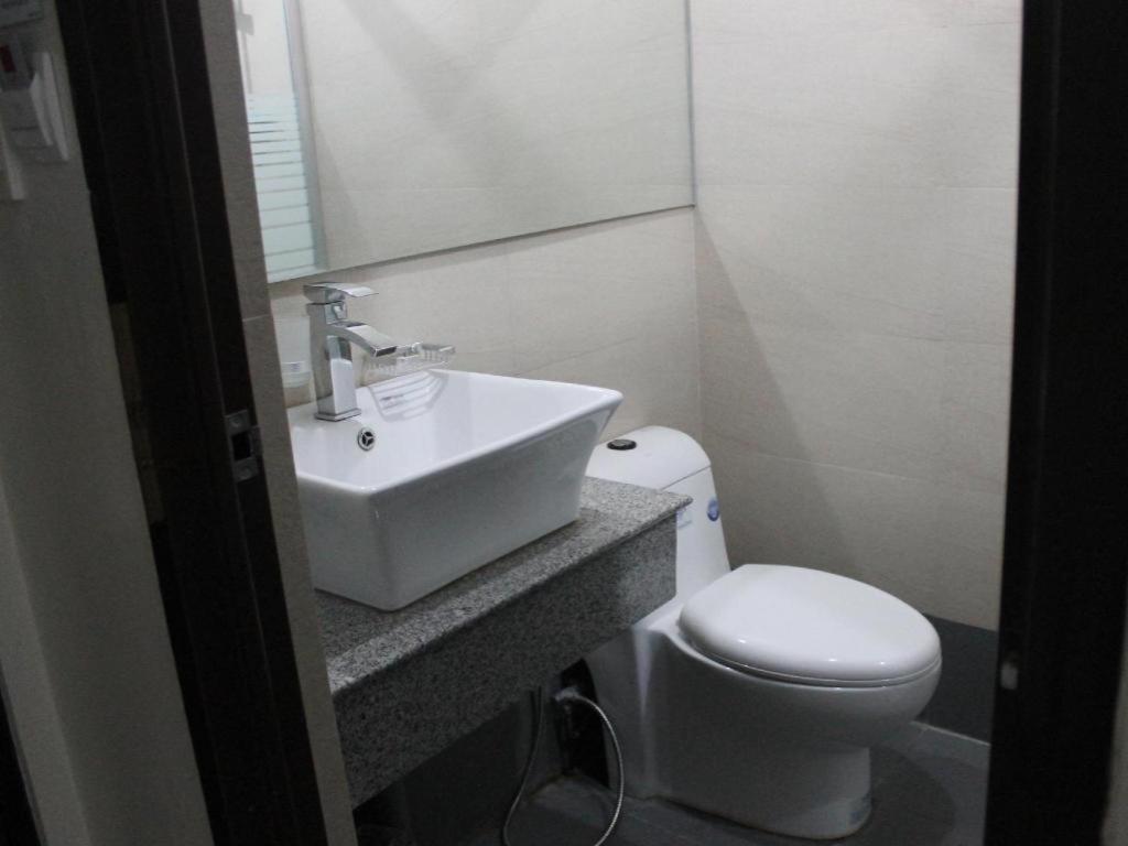Cherry Midtown Hotel Olongapo Esterno foto
