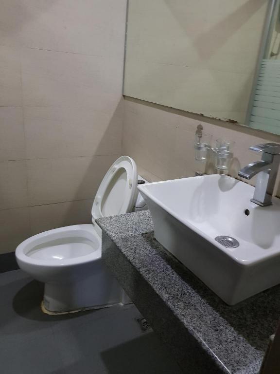 Cherry Midtown Hotel Olongapo Esterno foto